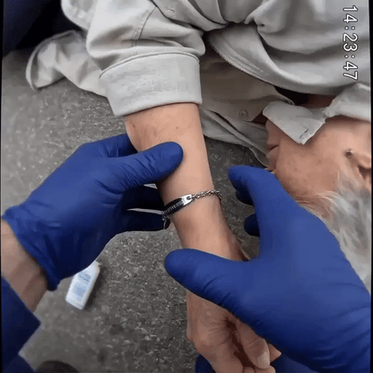 Bracelet for People in Emergencies – Because You Never Know